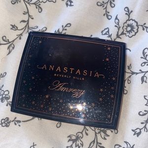 BARELY USED LIMITED EDITION ABH AMREZY HIGHLIGHT